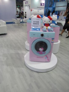 WASHING WITH HELLO KITTY At the show Haier Hello Kitty washing machines could not go unnoticed, now available on the Chinese market. 